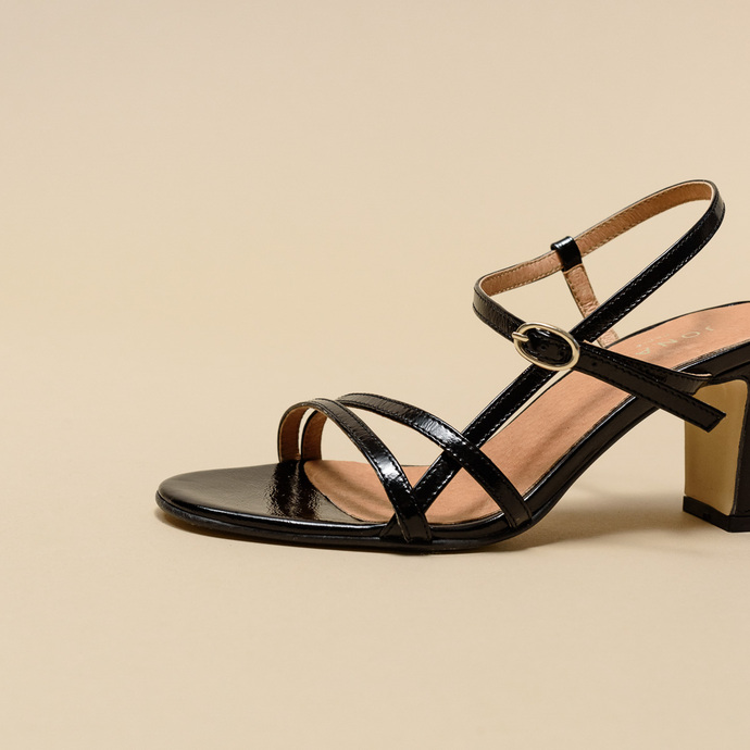 Sandales à talons et brides  en cuir brillant noir