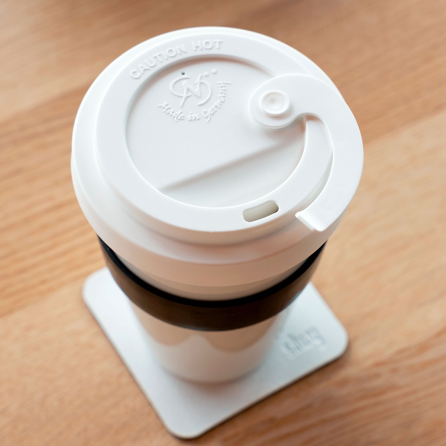 silwy® To-Go-Cup Porzellan Becher mit Deckel inkl. Metall-Nano-Gel Pad Untersetzer (350 ml)