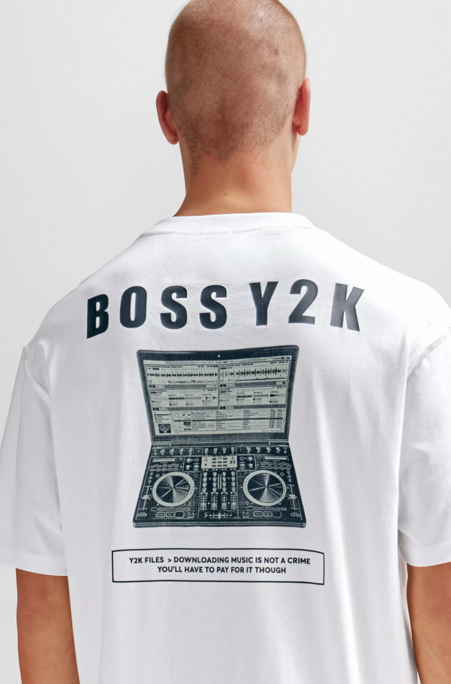 Camiseta BOSS laranja de algodão com modelagem oversized e estampa sazonal.