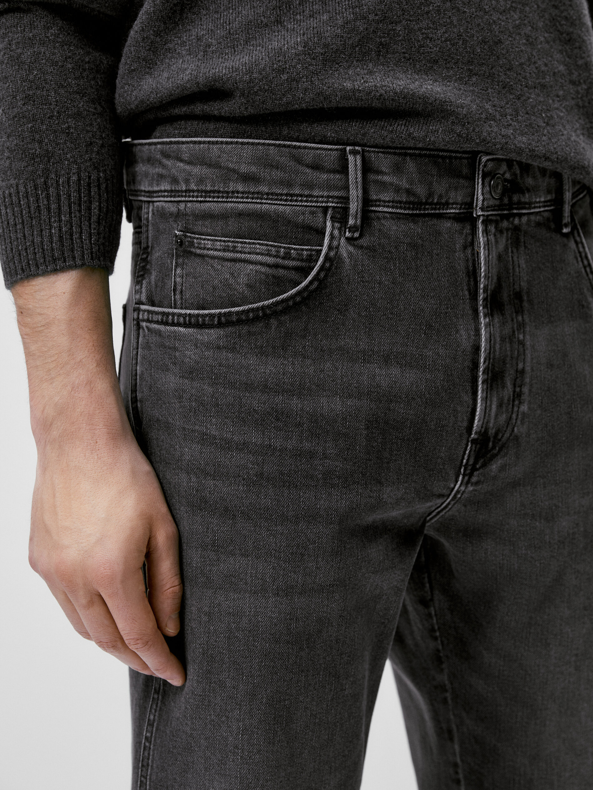 Calça jeans cinza com lavagem stone wash e corte afunilado