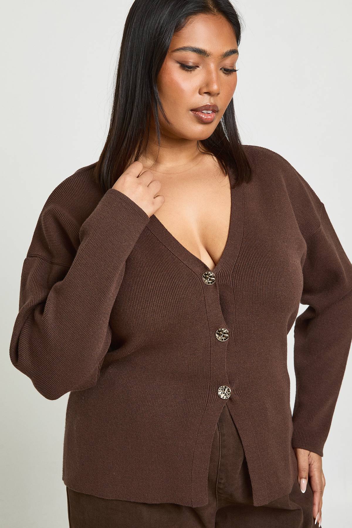 boohoo Cardigan Grande Taille en Maille Compacte avec Boutons Dorés et Ourlet Fendu