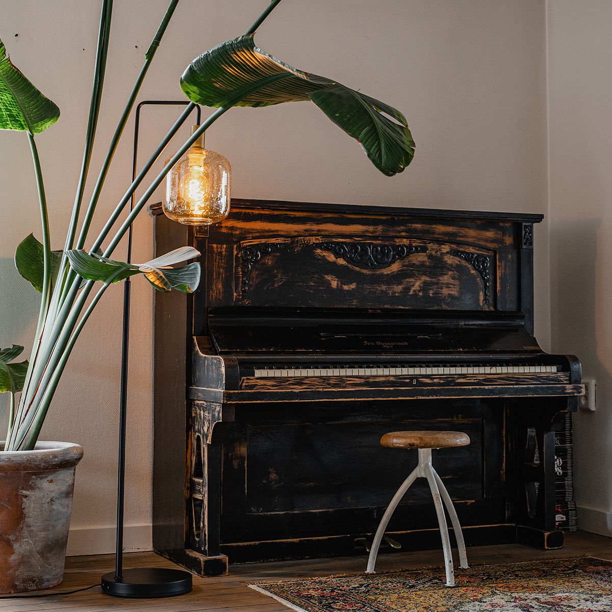 Design vloerlamp zwart met messing en amber glas - Zuzanna