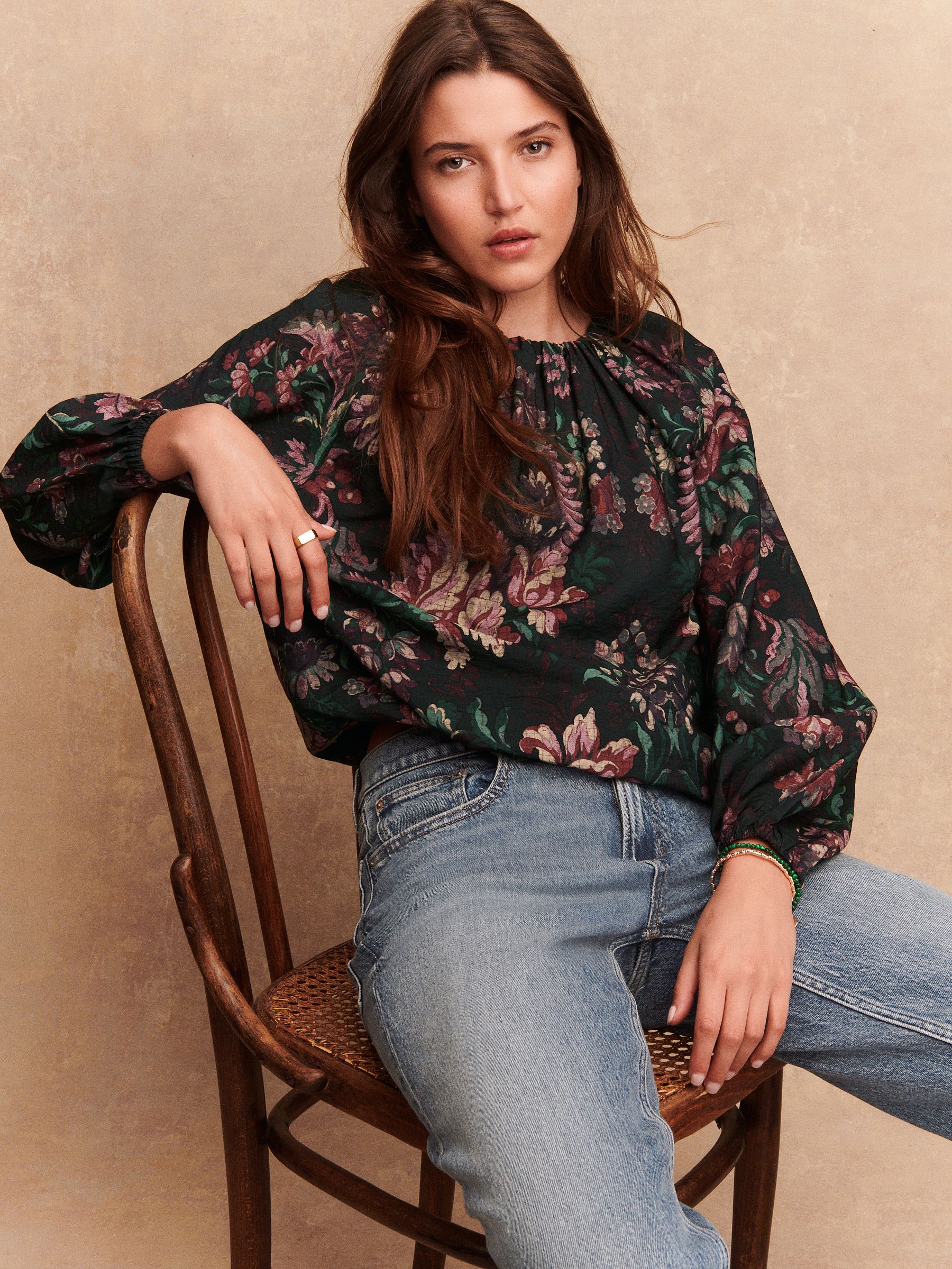 Zwart bloemenprint - Hemdtop met lange mouwen en geschulpte zoom