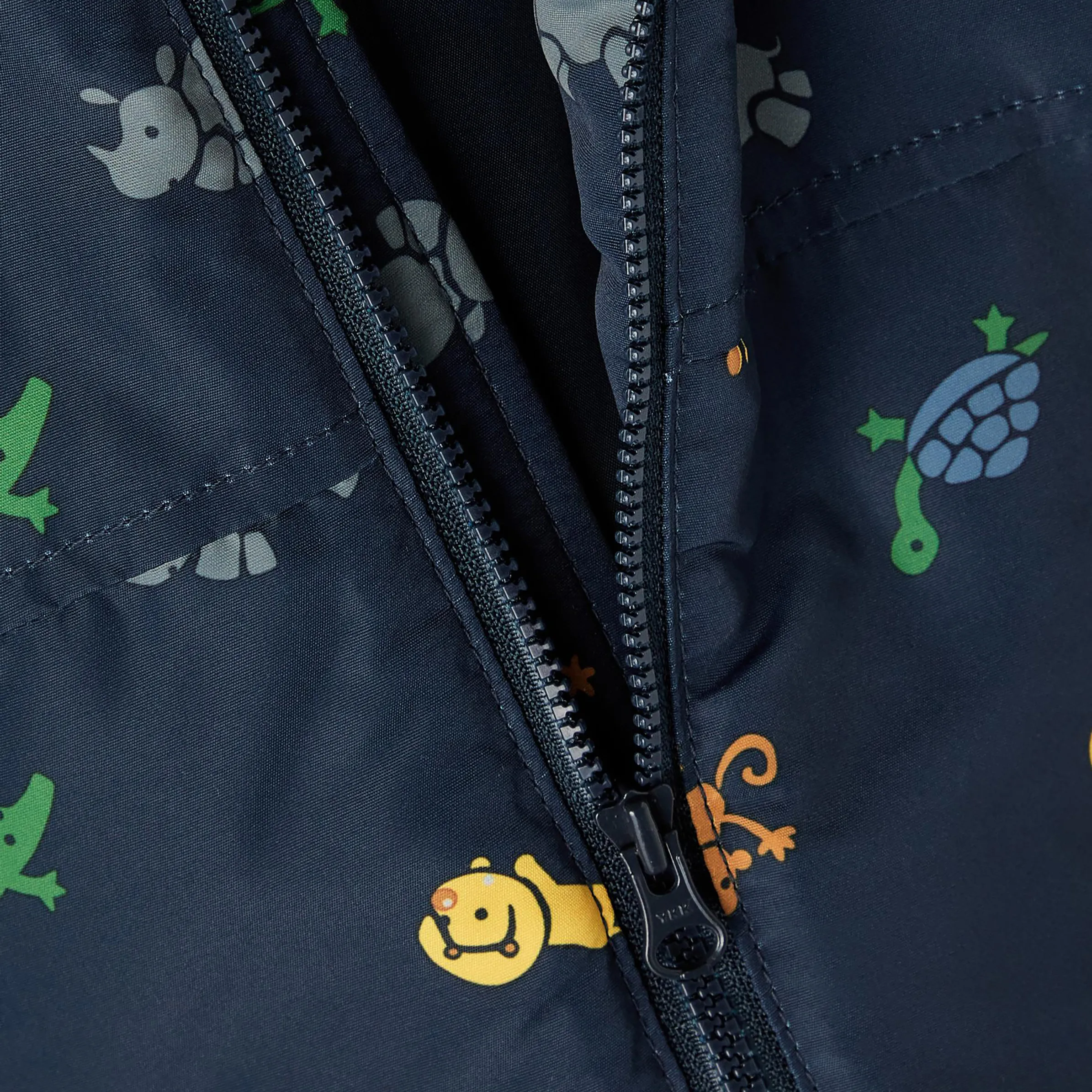 Jungen Steppjacke mit abnehmbarer Kapuze und Alloverprint