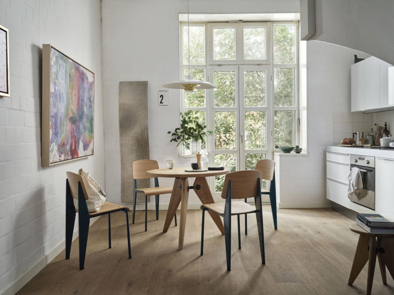 Vitra Standard stoel naturel eiken, onderstel Japanese Red