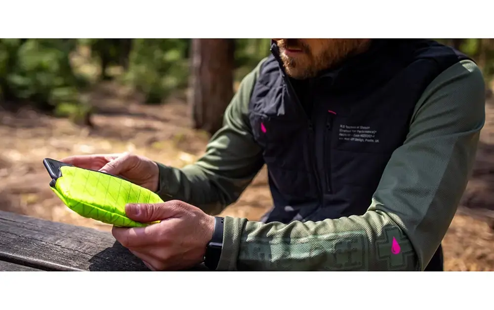 Muc-Off Essentials Case Rainproof HiVis Geel
