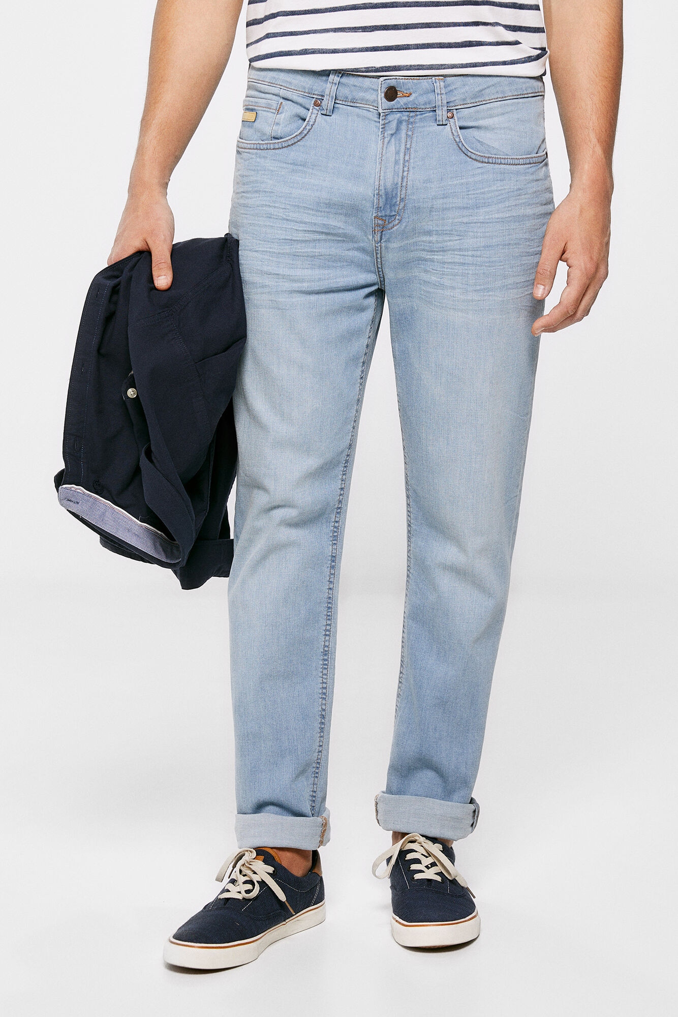Calça jeans slim ultraleve, lavagem média clara.