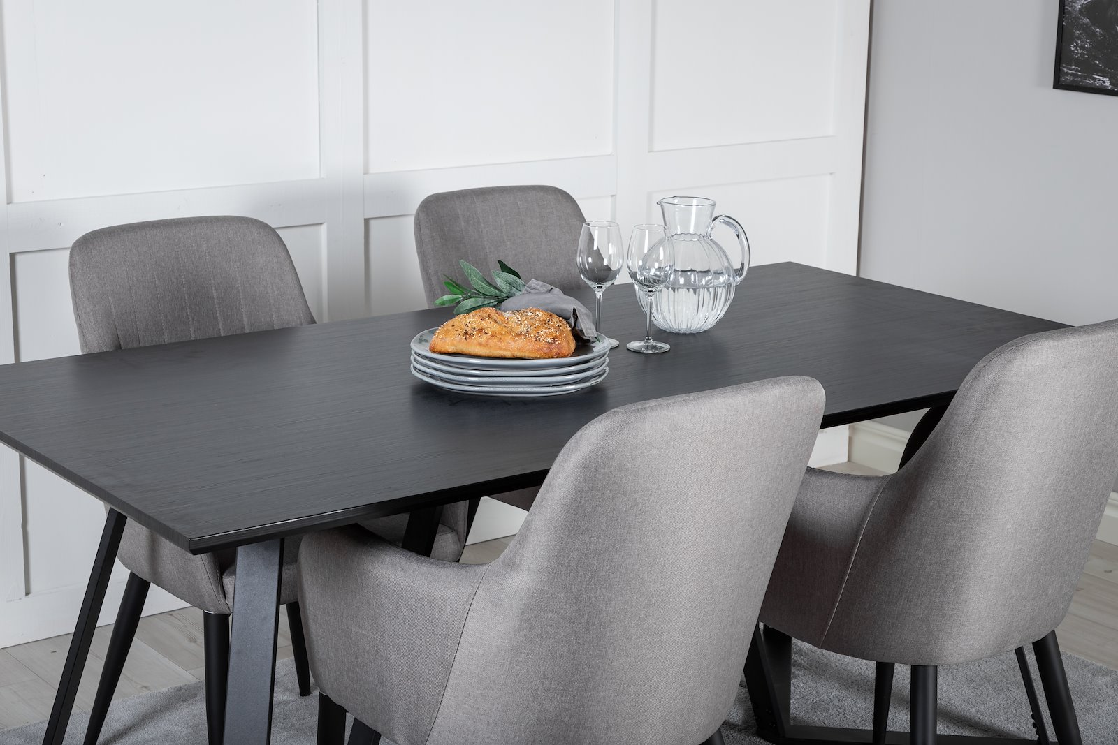Marina og Comfort Spisegruppe Marina spisebord i sort med 4 stk. Comfort med arm spisestoler i Grå og sorte ben.