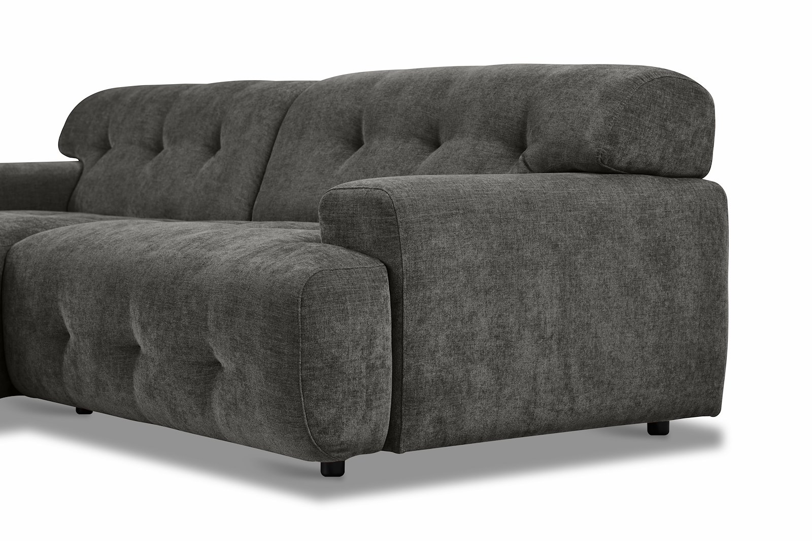 Bob sofa 1,5-seter med sjeselong venstre. Tekstil City 98 Dark Grey med sorte ben.