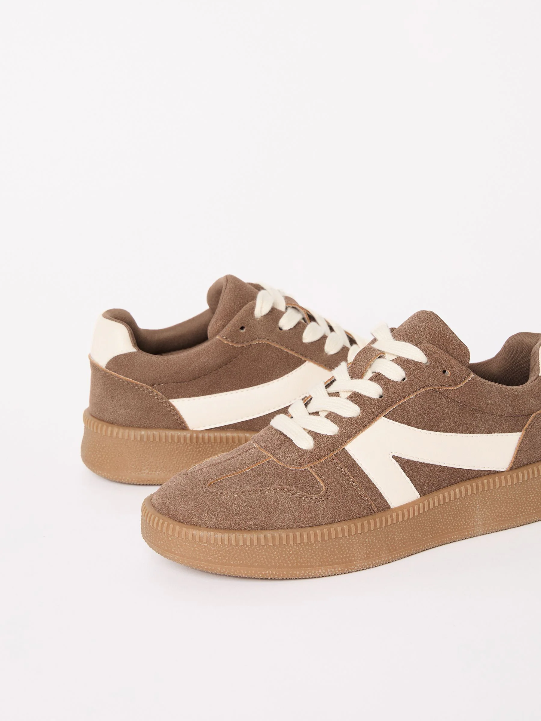 Bruin - Friends Like These retro sportschoenen met veters en rubberen zool