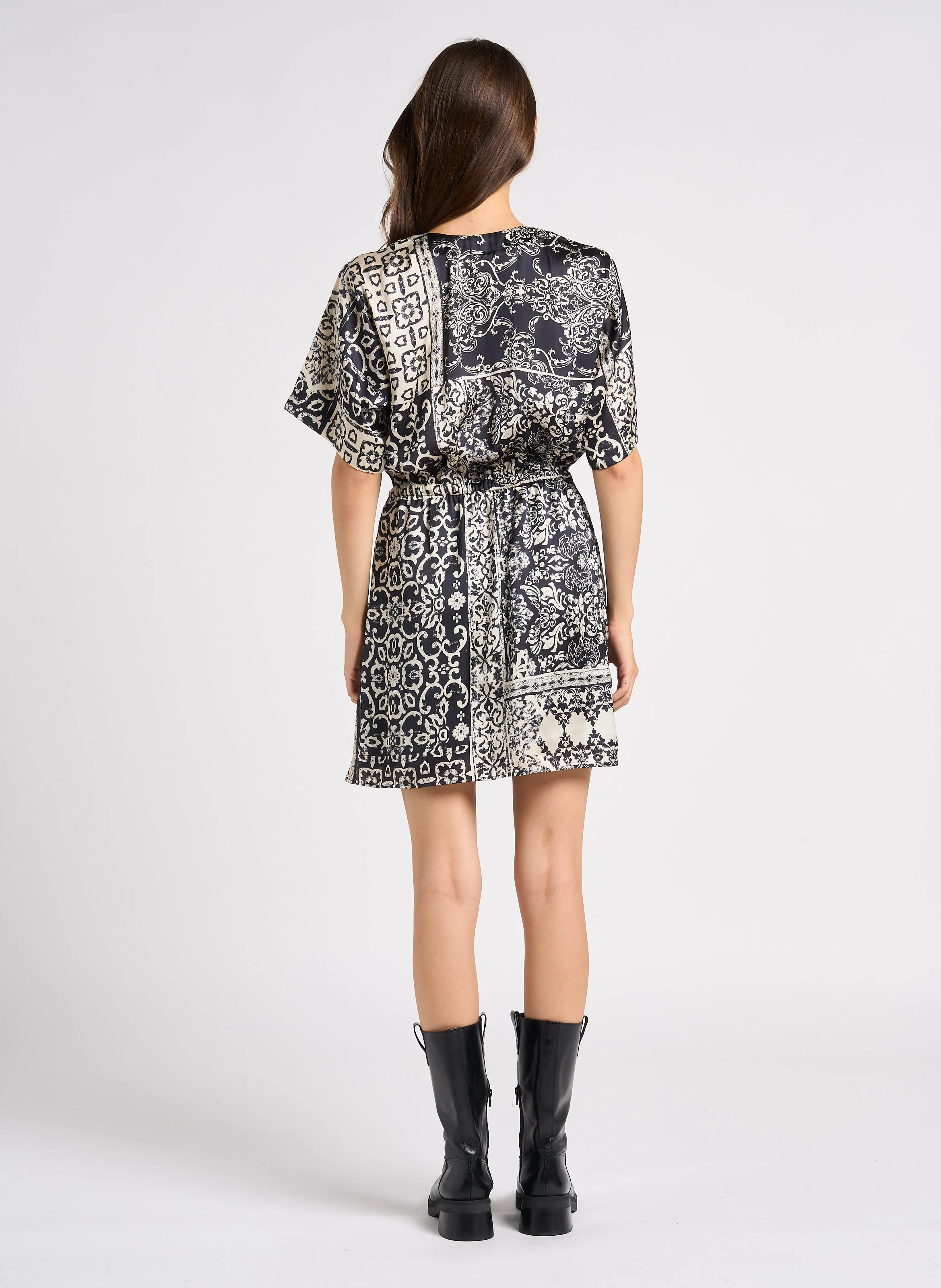 Robe courte col V imprimée | Noir