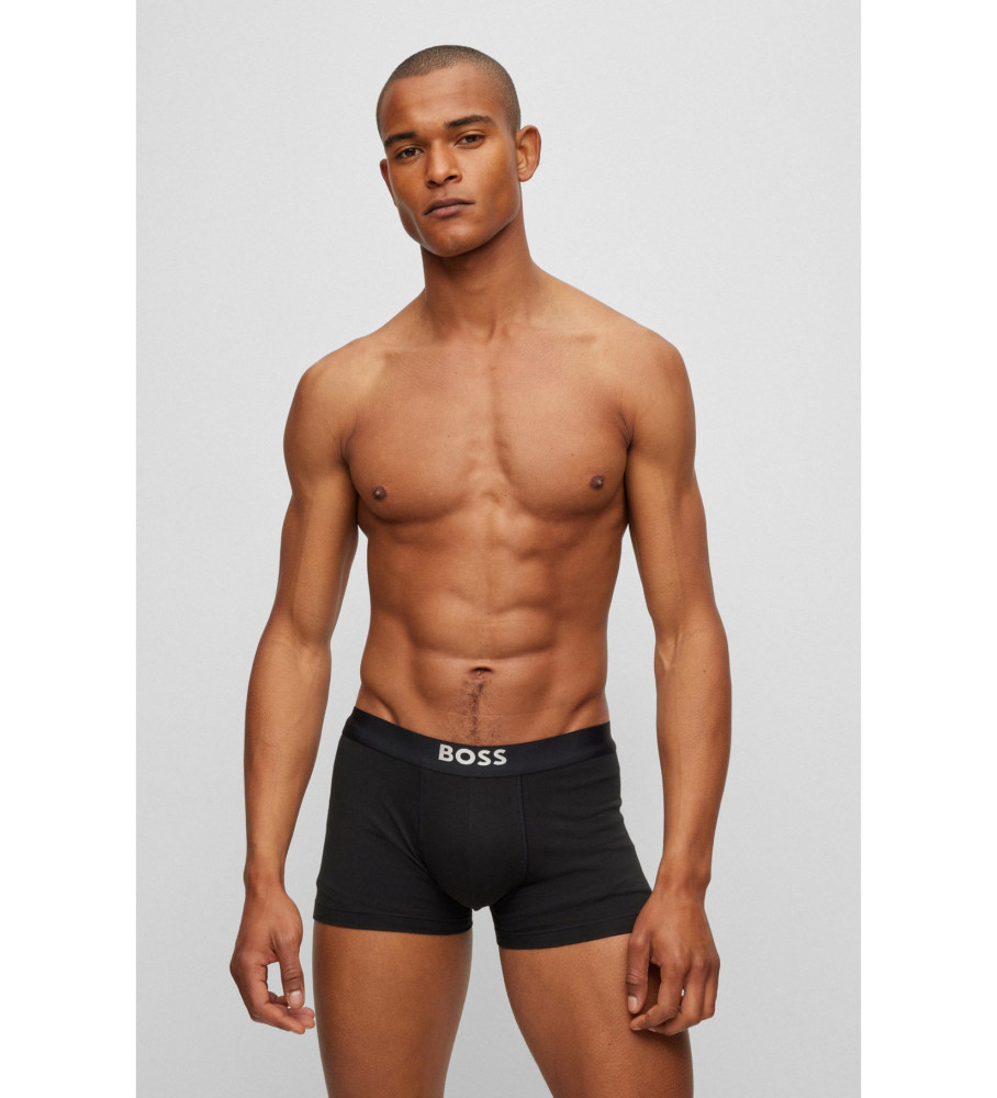 Conjunto de roupa íntima BOSS, camiseta e cueca boxer preta.