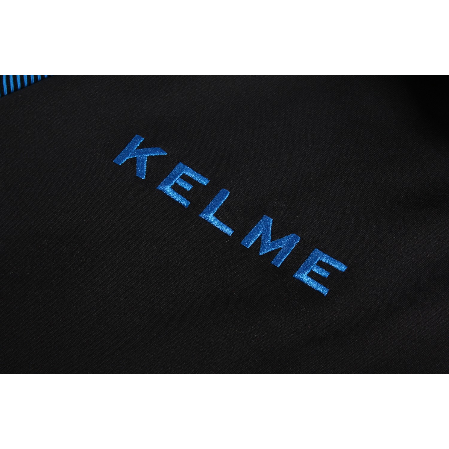 Jaqueta infantil Kelme Mountain, preta e azul.