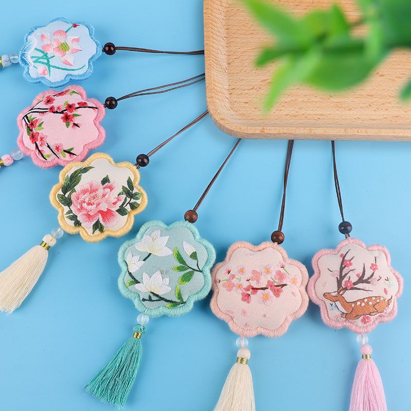 Embroidery Kingdom - DIY-borduurpakket met bloemenamuletten