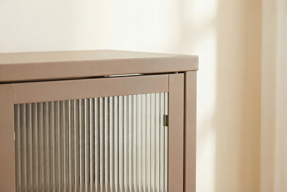 Modernes Sideboard AMSTERDAM 105cm greige gold Riffelglas Metall Vitrine Schrank
