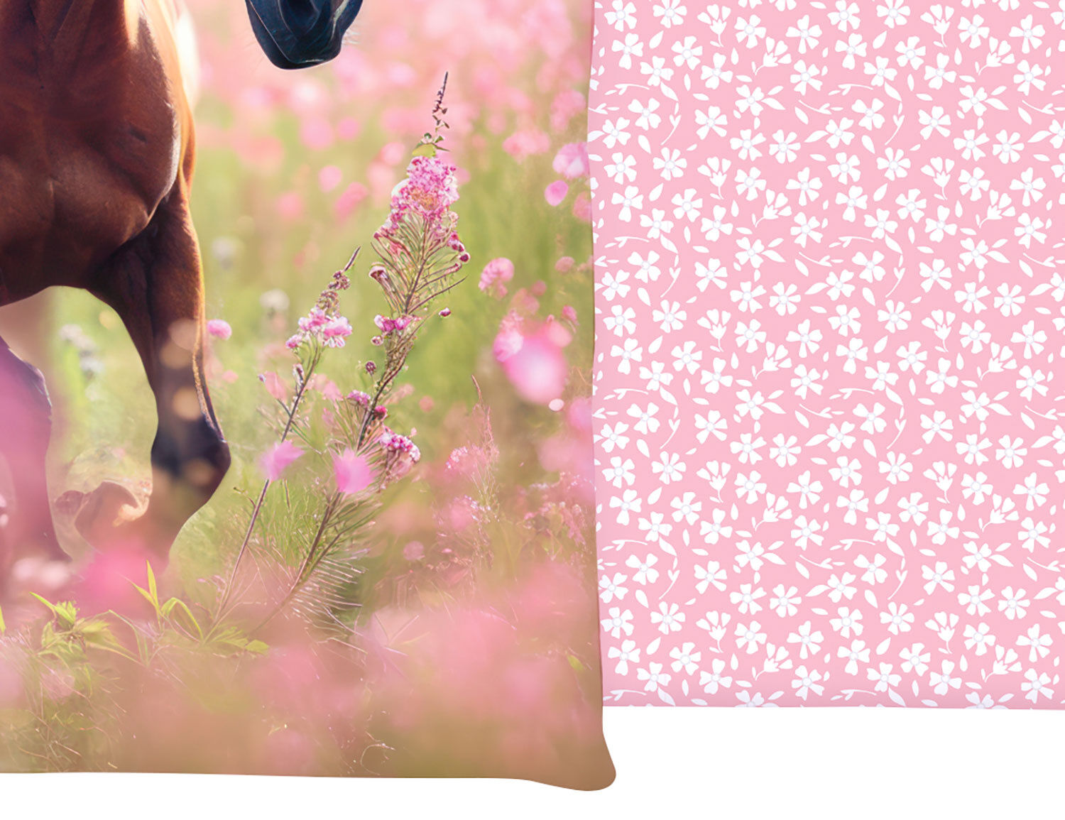 Bettwäsche mit galoppierendem Pferd auf Sommerwiese