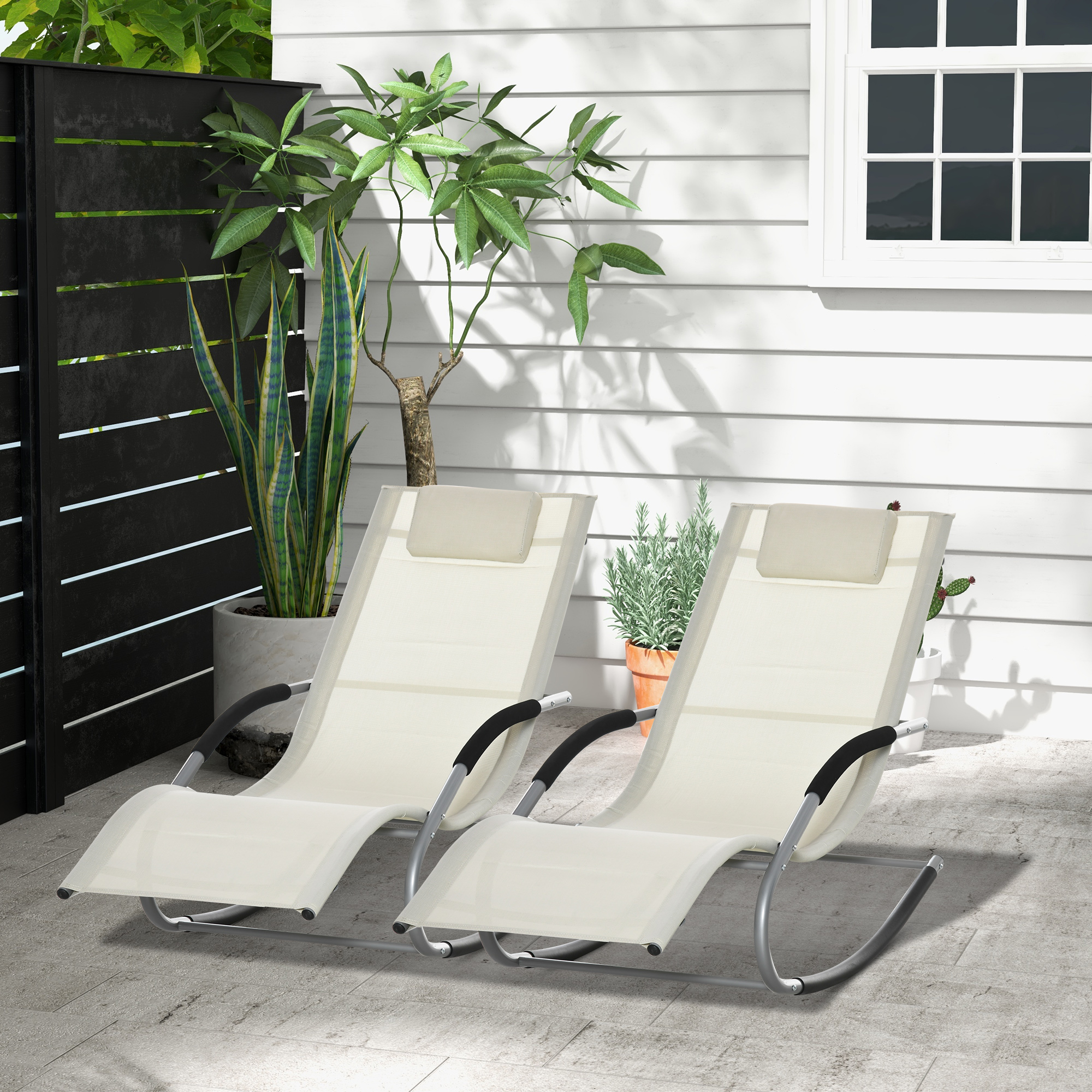 Conjunto de 2 cadeiras de balanço Outsunny para jardim, com encosto de cabeça e braços, capacidade de carga de 120 kg, ideais para praia, pátio e terraço, 63x144x84 cm, bege.