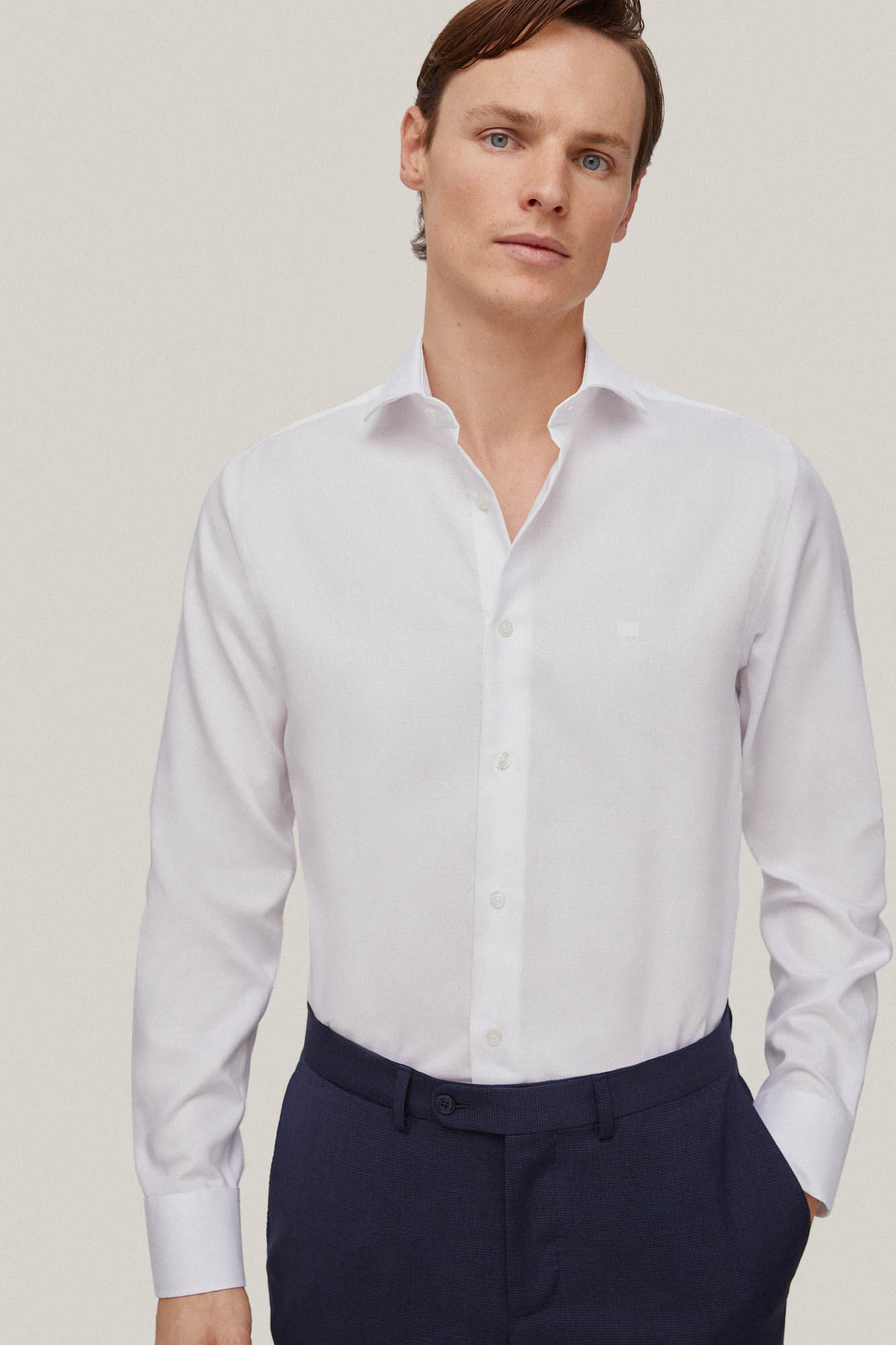 Camisa social lisa, textura que não precisa passar e resistente a manchas - Branca