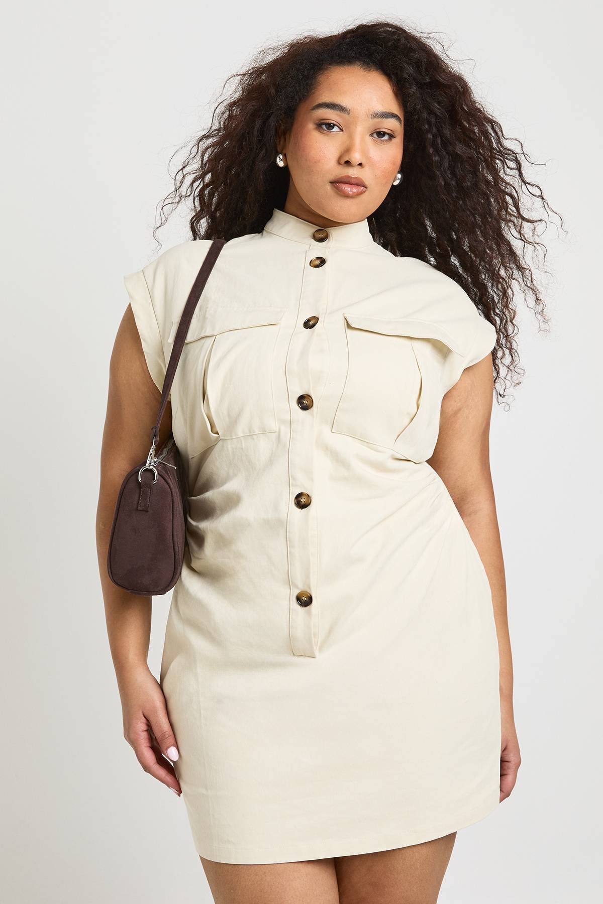 boohoo Robe Utilitaire Grande Taille À Manches Courtes Et Boutonnage Devant