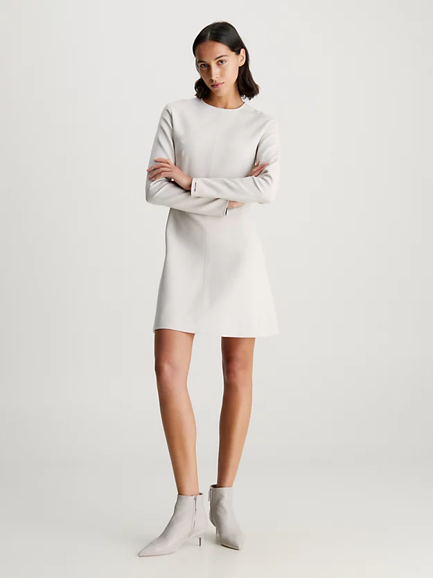Vestido curto de crepe com mangas compridas