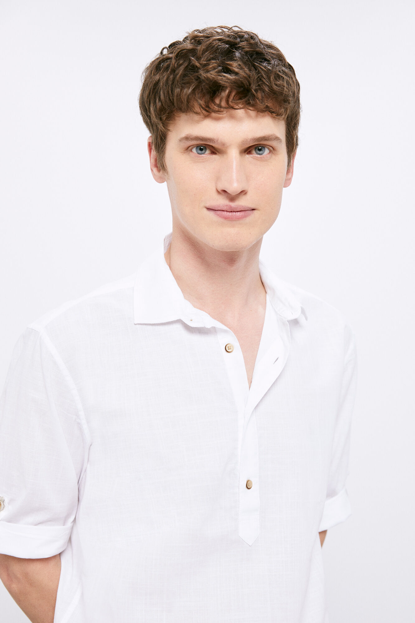 Camisa clara, cor - branca