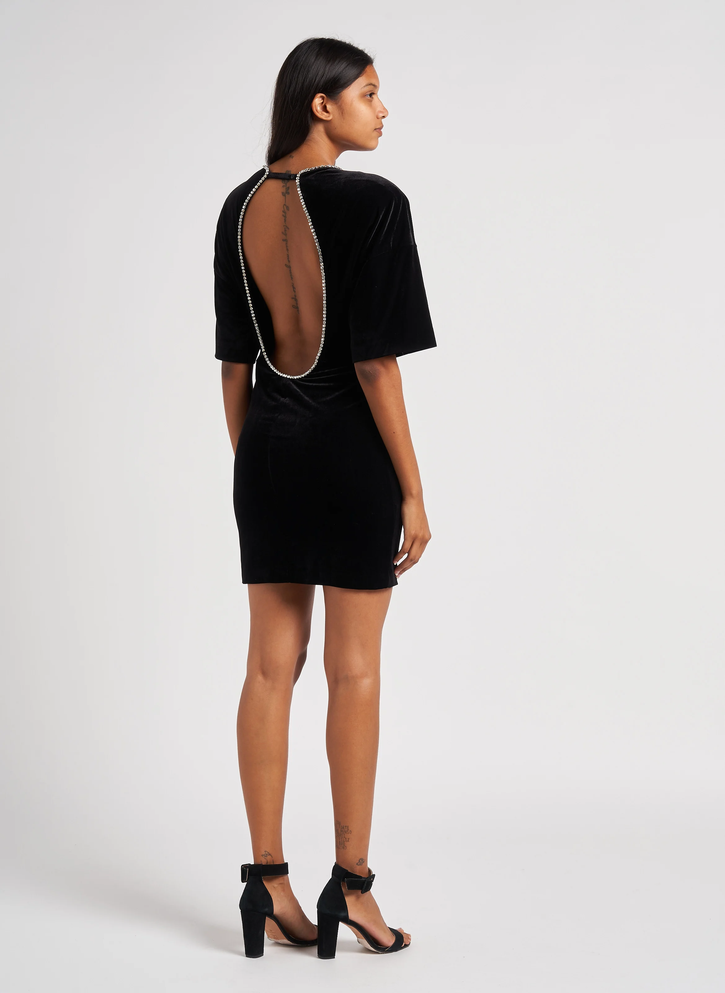 SPICE - Robe courte moulante à col rond | Noir
