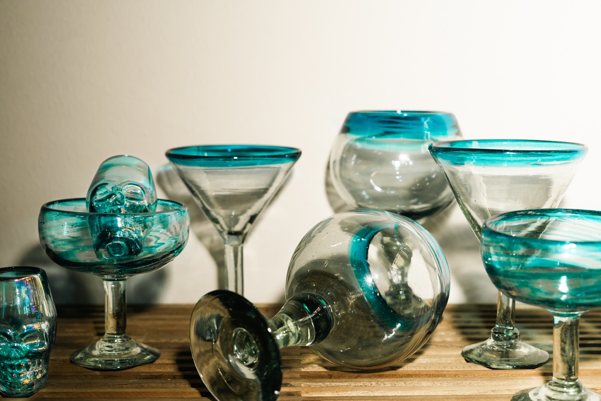 Margaritaglas mit blauem Dekor, mundgeblasen, H 12 cm, Ø 11 cm zu 11,80