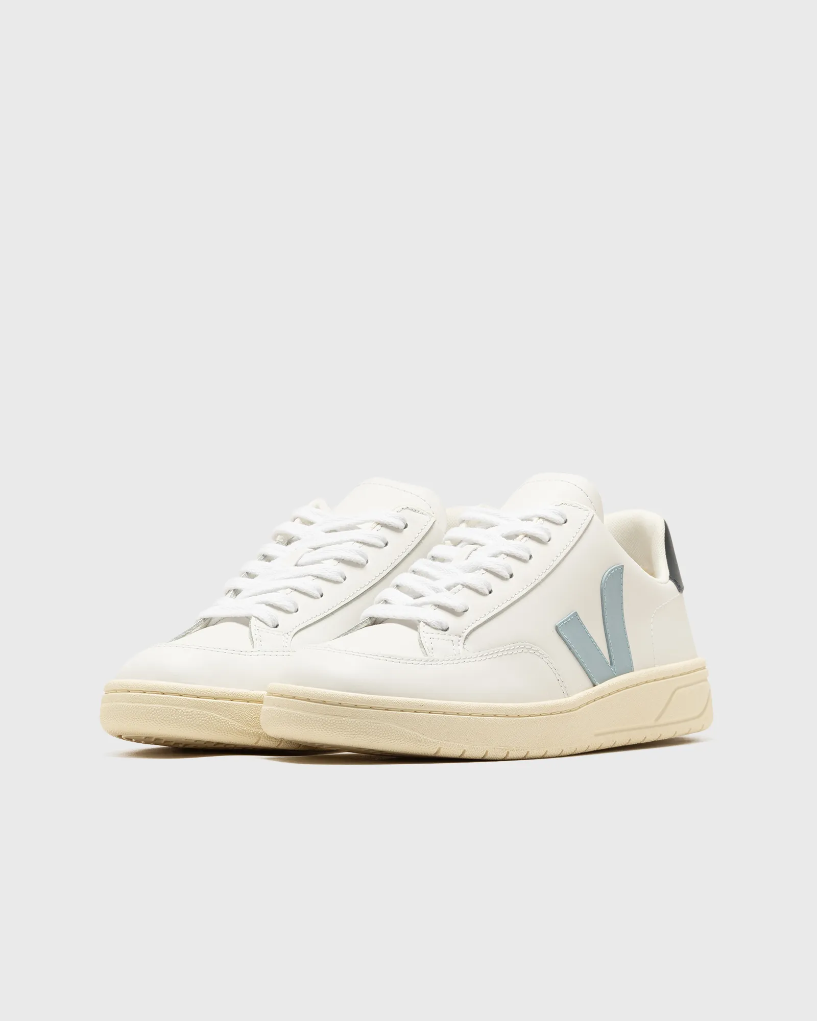 Veja V-12 LEATHER