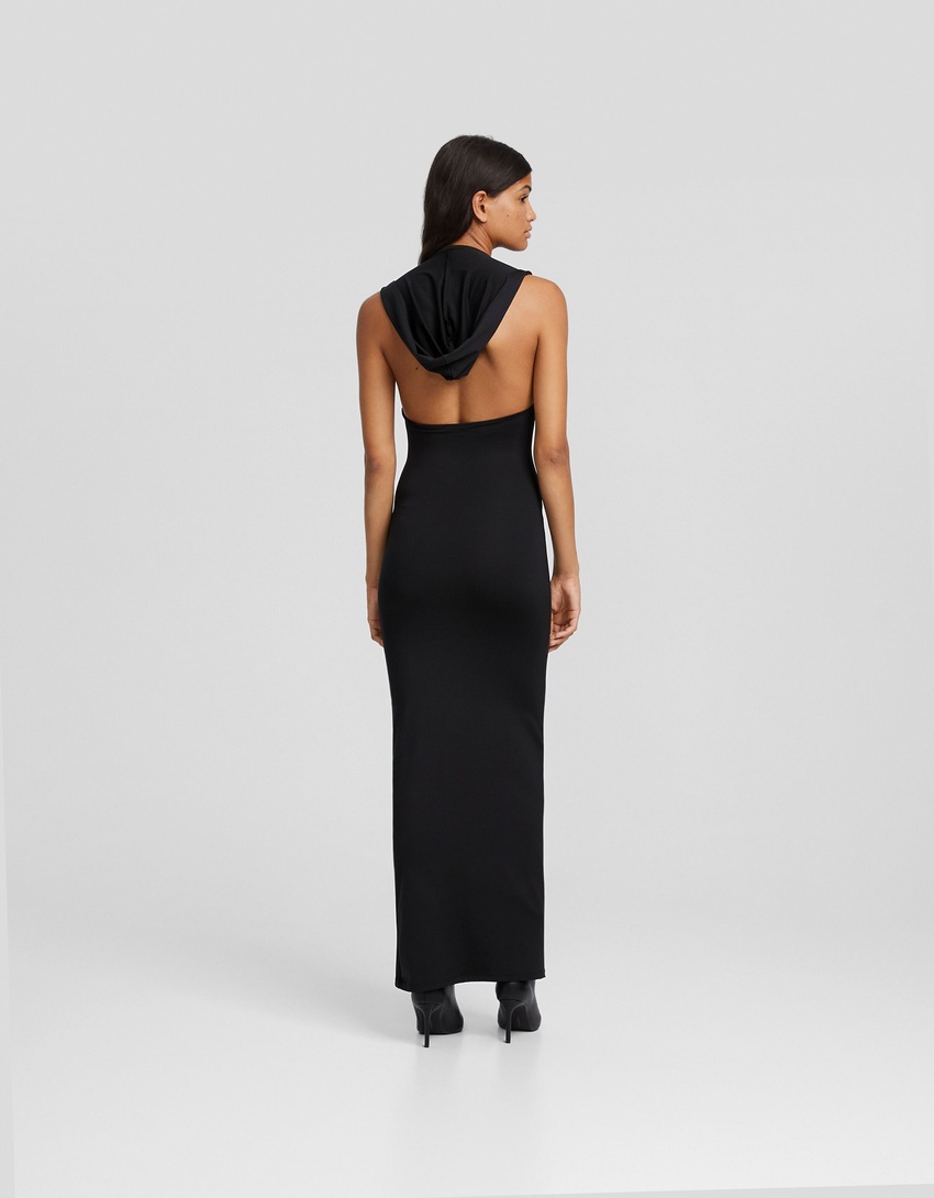 Vestido longo sem mangas com capuz aberto nas costas