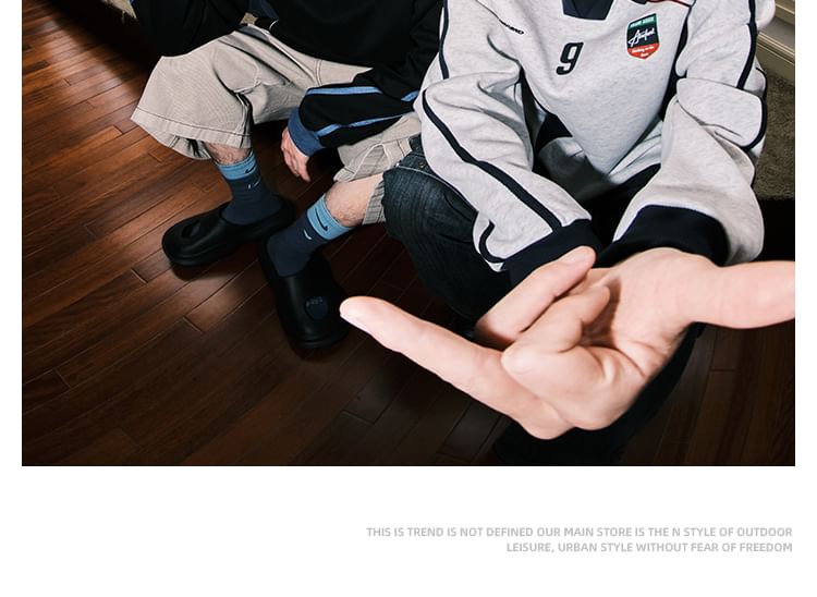 JUN.LEE - Sweatshirt met kraag, nummerprint en strepen