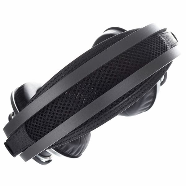 AKG K-812