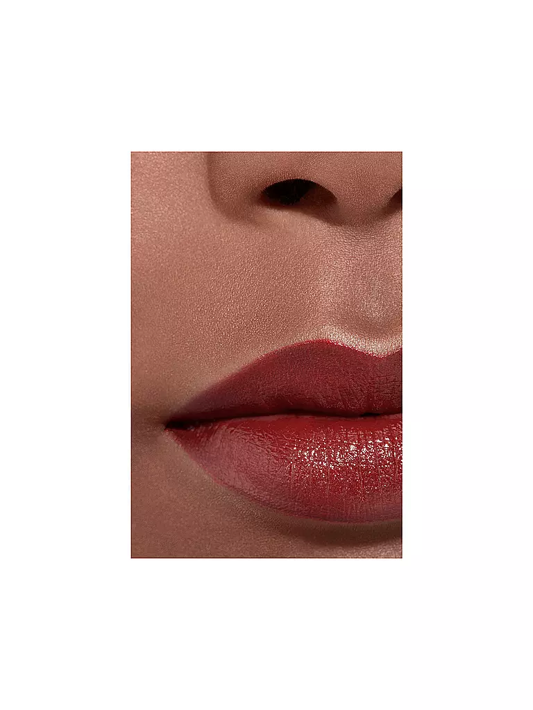 CHANEL FARBINTENSIVER LIPPENSTIFT. KONZENTRIERTE LEUCHTKRAFT UND PFLEGE. NACHFÜLLBAR 2G dunkelrot