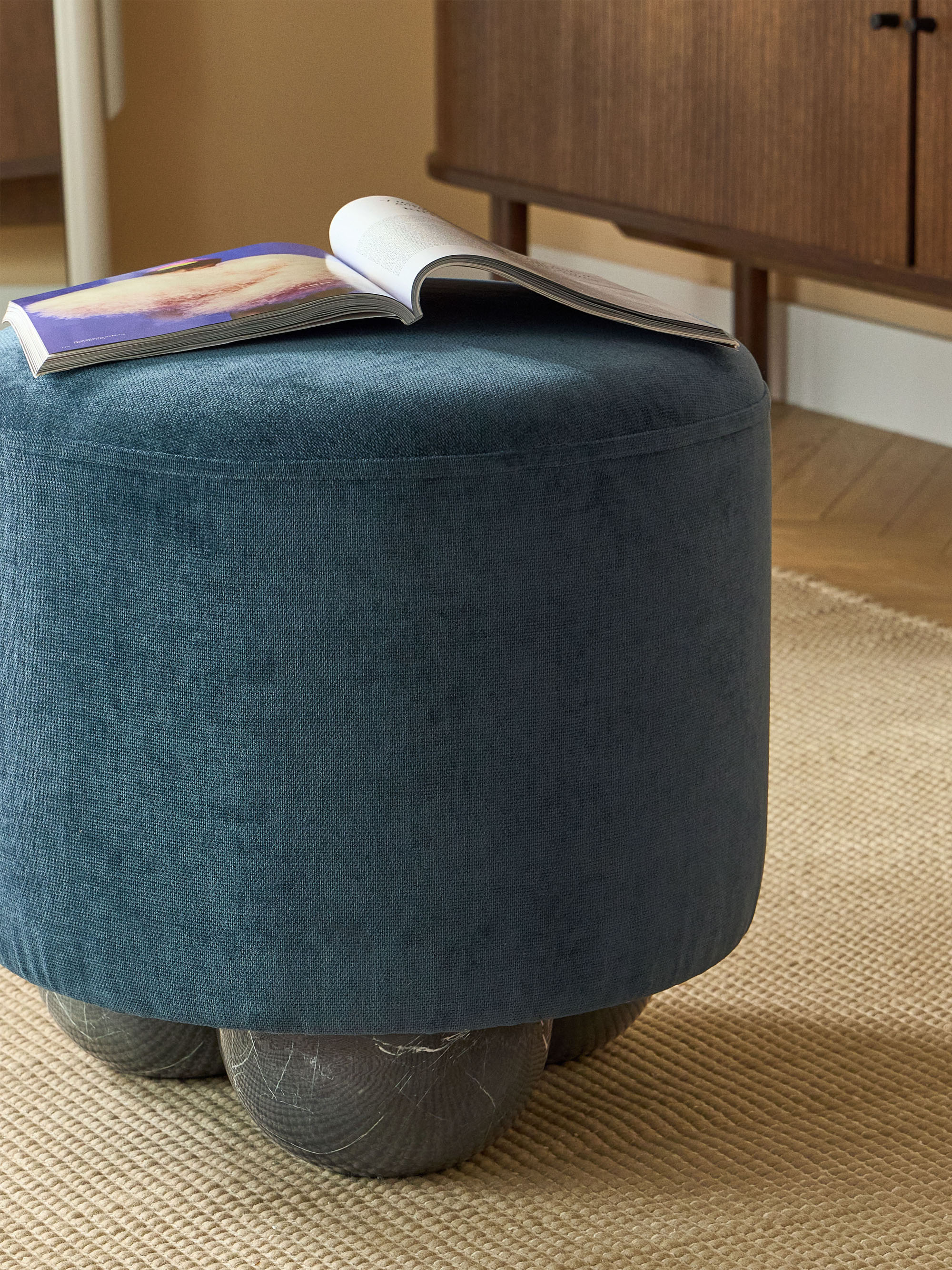 Beklede poef Lino met bolpoten met marmerlook