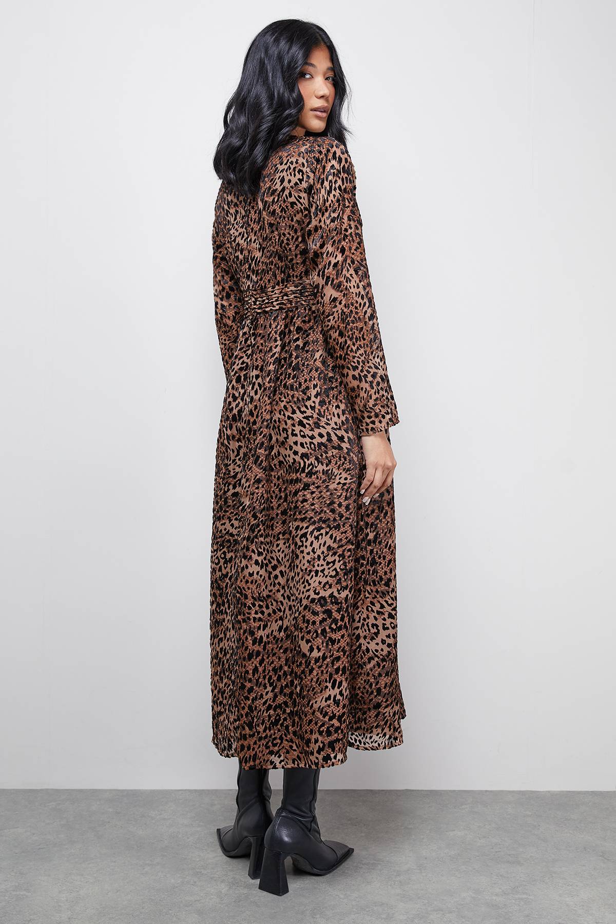 Warehouse Robe Midi Cintrée à Décolleté Plongeant en Velours Dévoré Petite