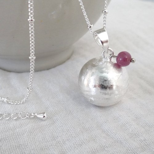 Bola brossé argent, juillet rubis