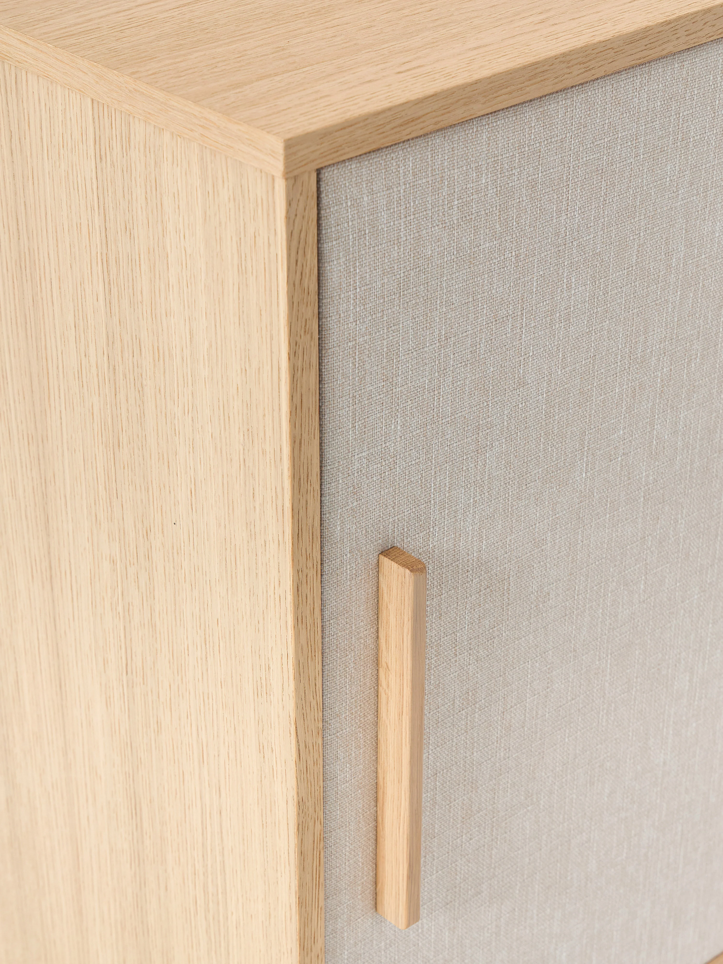 Houten dressoir Wisp met gestoffeerde voorzijde
