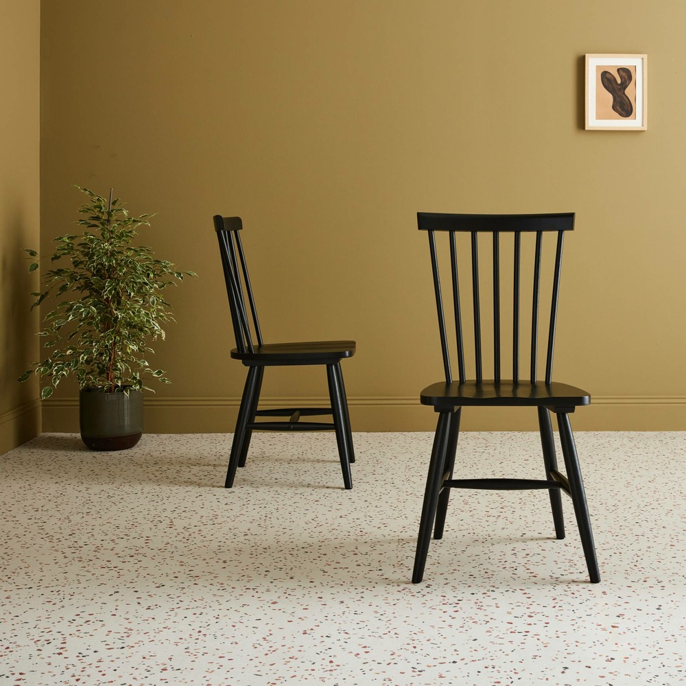 Lot de 2 chaises noires à barreaux en bois d'hévéa. Romie. L 50.8 x p 44.2 x h 90cm