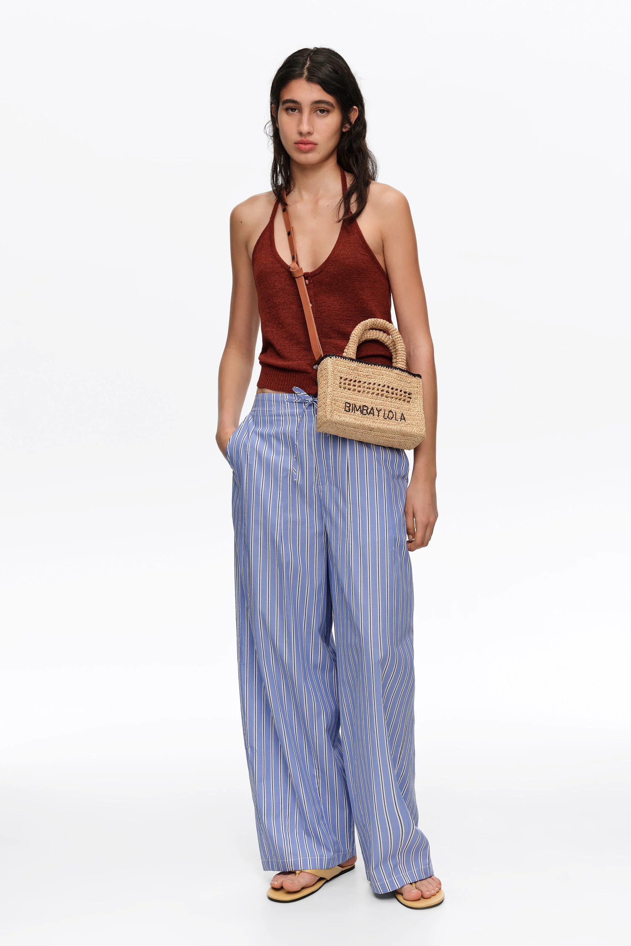 Bolsa pequena trançada em ráfia natural