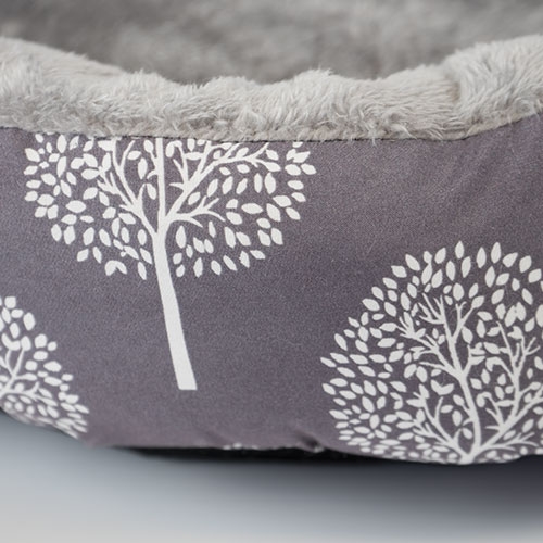 Cama em formato de donut para cães e gatos com estampas neutras. Tamanho grande: 73 x 12 cm.