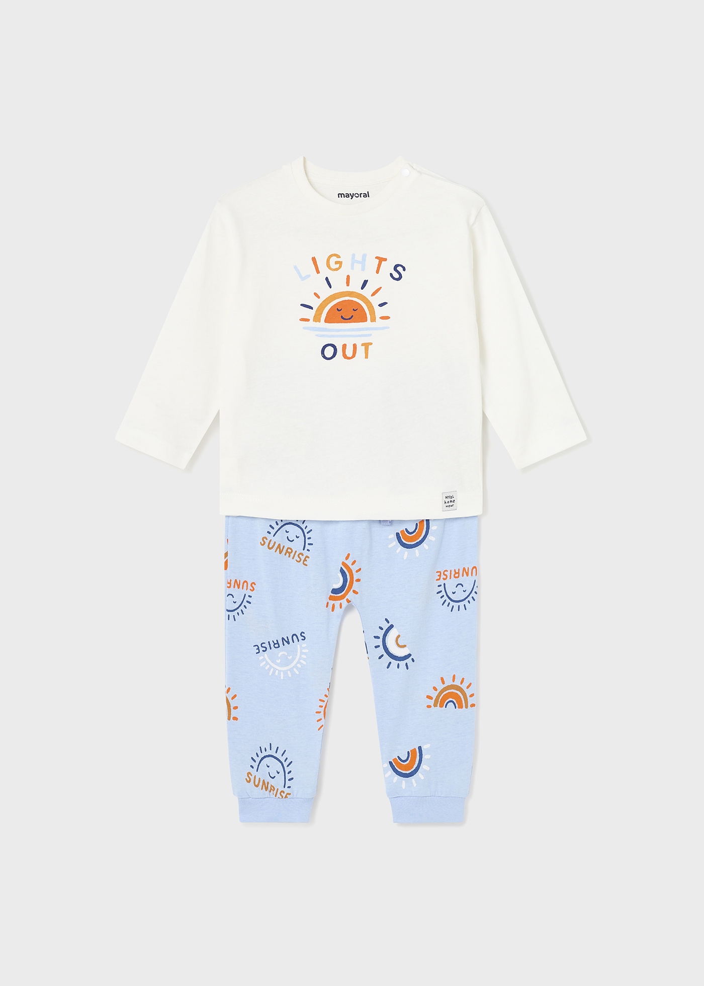 Pijama comprido com estampa e confeccionado em algodão sustentável para bebê