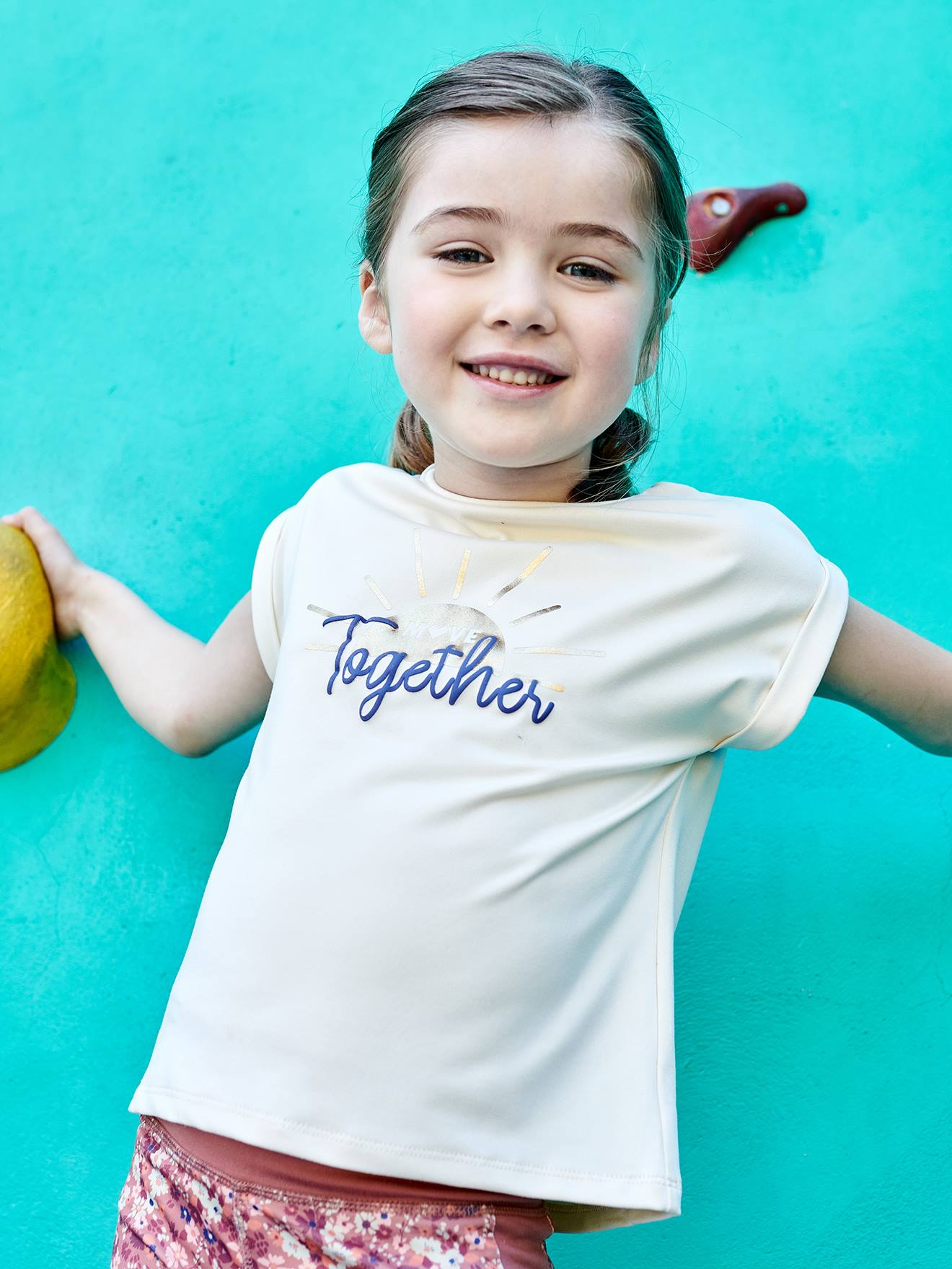 Conjunto de moletom feminino bege com estampa iridescente 