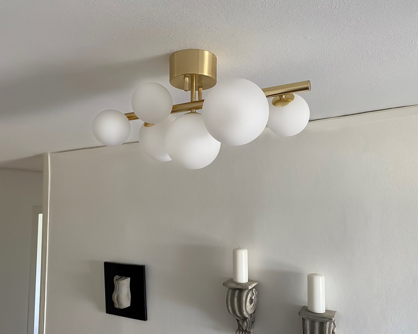 Molekyl taklampe Matt messing med opalhvite glass.