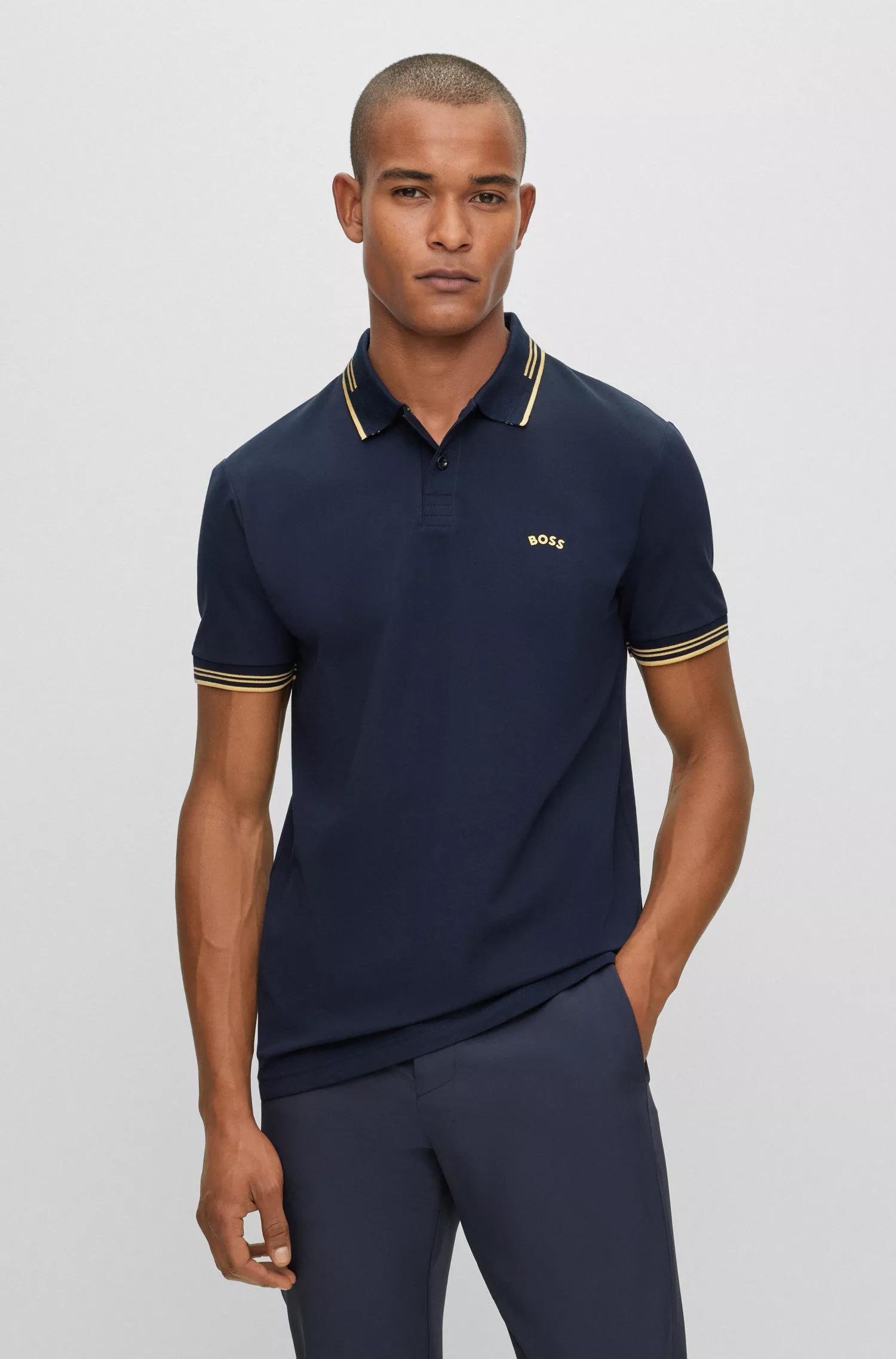 Camisa polo BOSS verde, de algodão stretch, corte slim, com logotipo curvo.