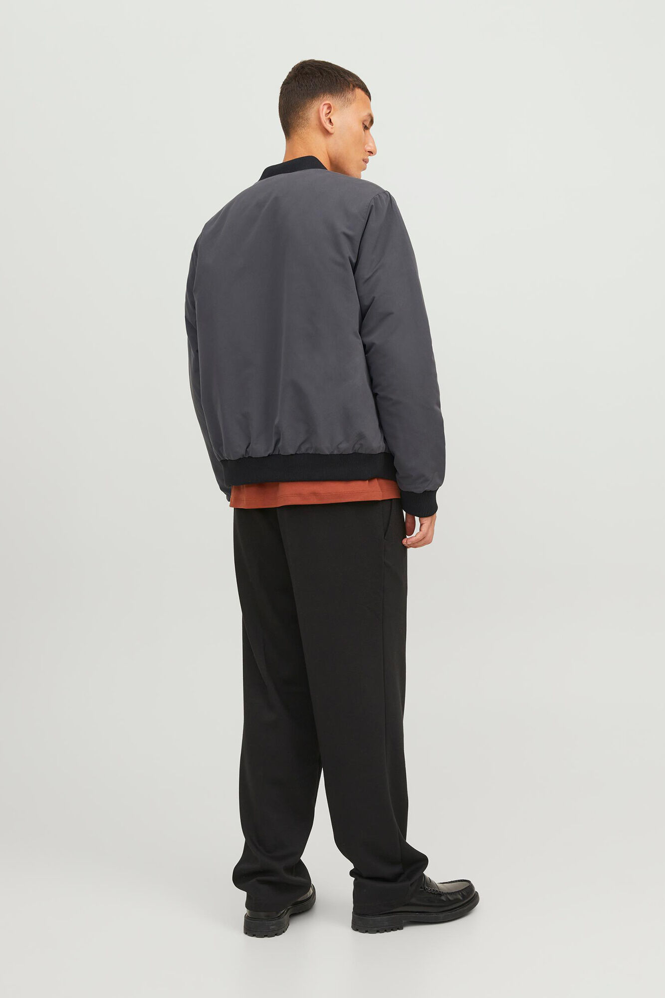 Jaqueta bomber estilo universitário