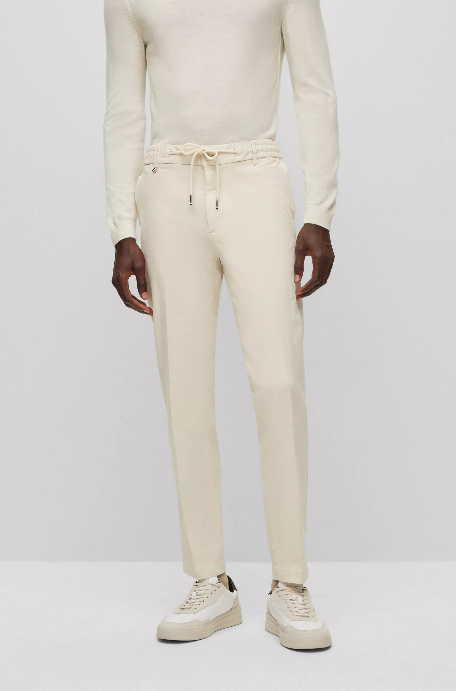 Calça BOSS preta, corte slim, em linho, algodão e elastano.