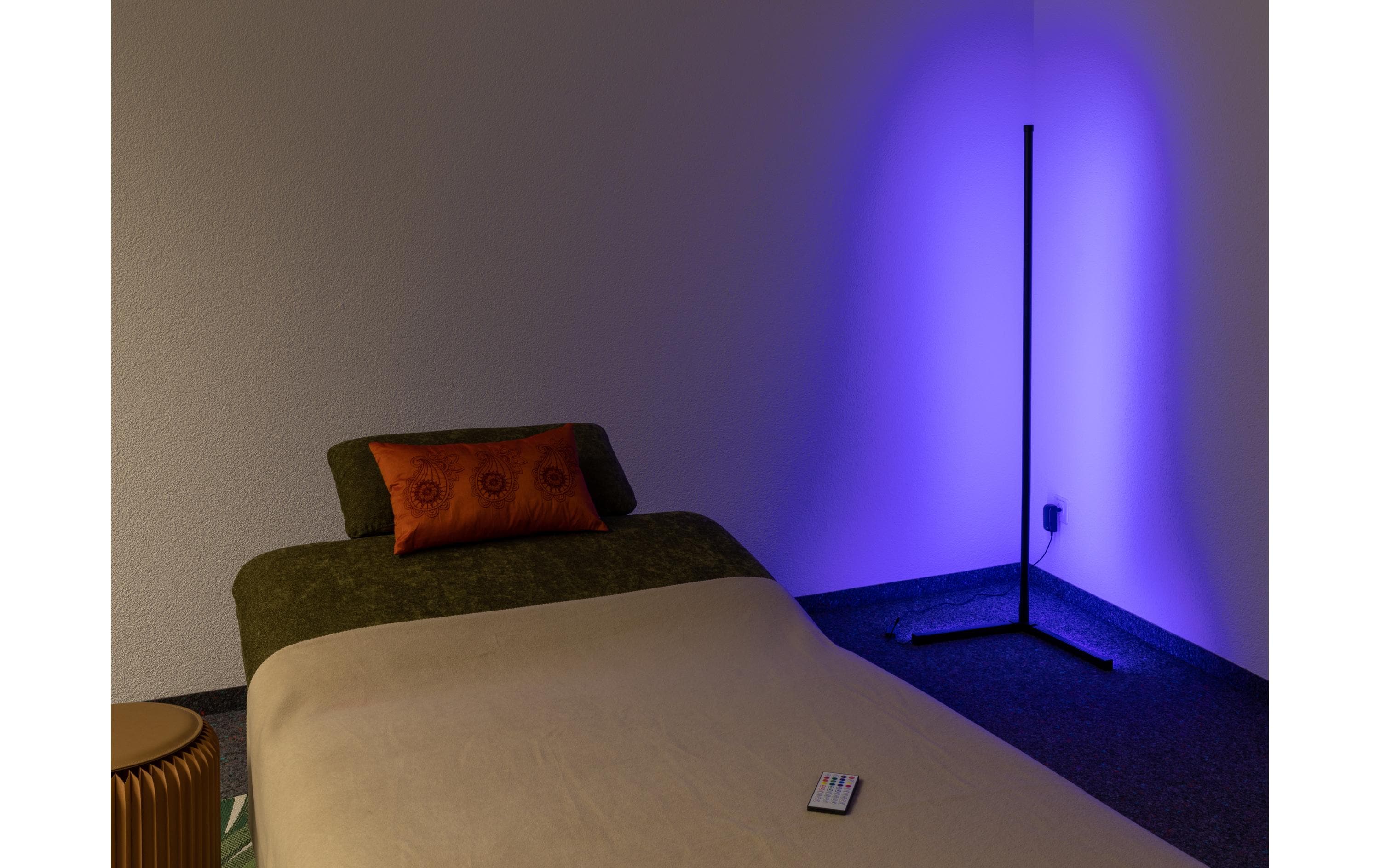 Stehleuchte LED Ambilight, Triangle, RGBW, SchwarzSteuerbare Stehlampe mit variabler Farbtemperatur