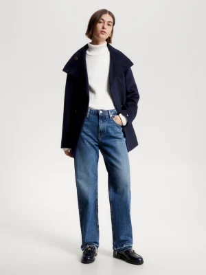 Calça jeans reta de cintura média, estilo relaxado e desbotada.