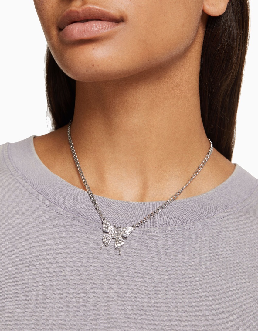 Conjunto de 3 colares com corrente e pingente de borboleta com strass.