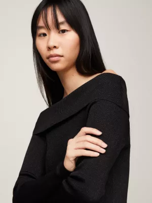 Vestido curto de malha justo com ombros à mostra