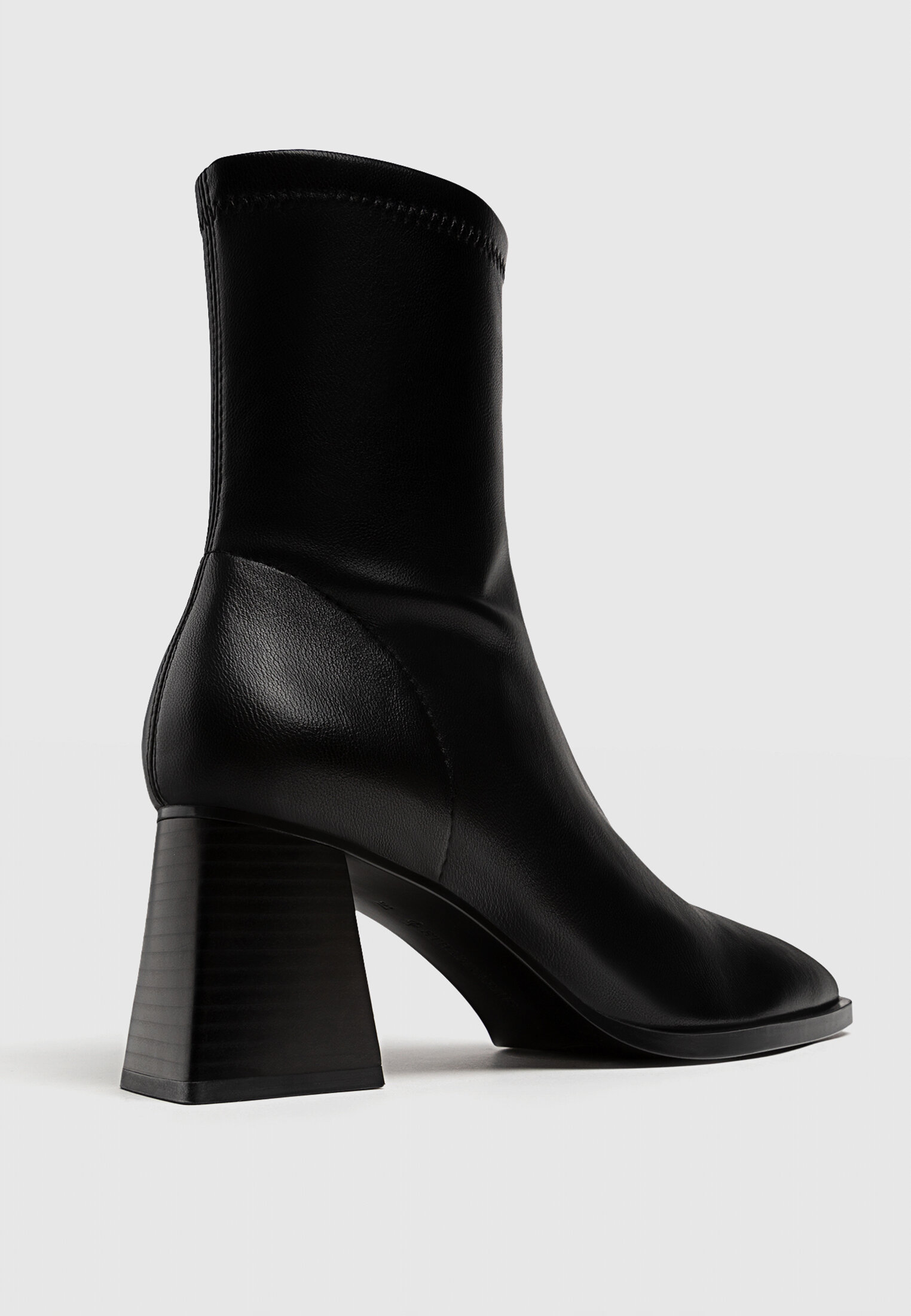 Botas de salto médio com pernas elásticas